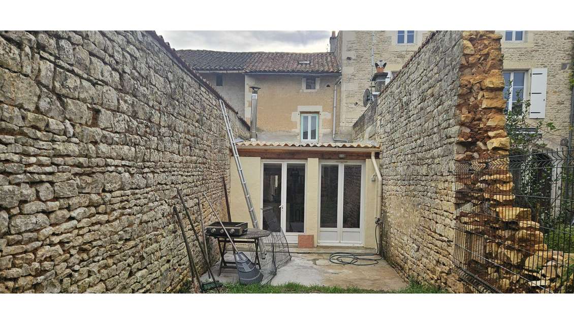 Vente local commercial 102m² Sauzé-Vaussais centre