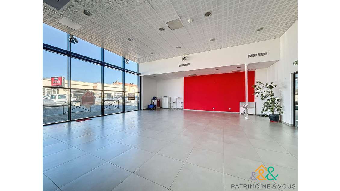 Rare : local commercial, avec parkings et maison