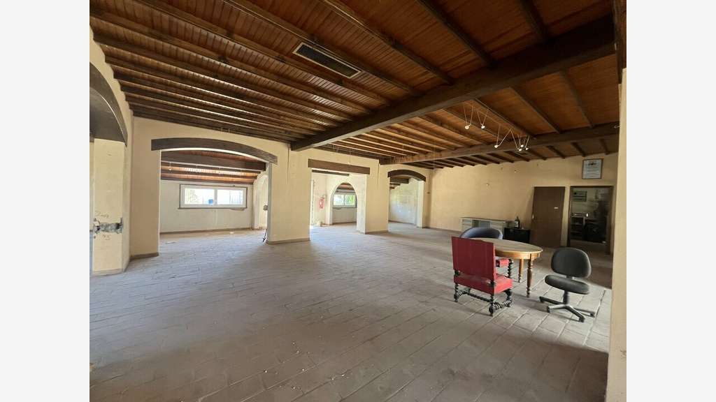 Vente local commercial 140m² à Arles Pont de crau