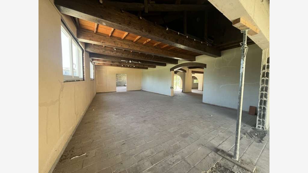 Vente local commercial 140m² à Arles Pont de crau