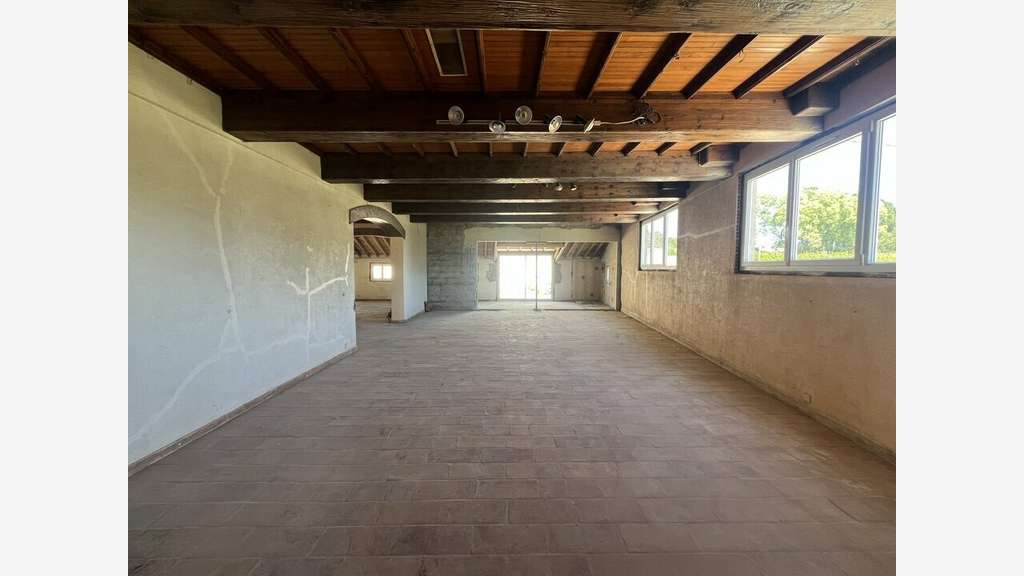 Vente local commercial 140m² à Arles Pont de crau