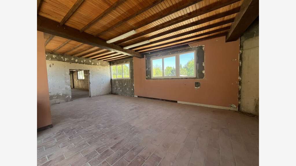 Vente local commercial 140m² à Arles Pont de crau