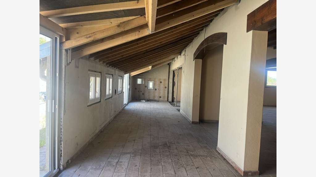 Vente local commercial 140m² à Arles Pont de crau