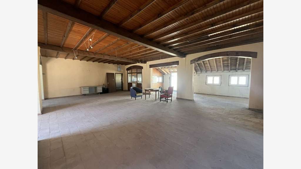 Vente local commercial 140m² à Arles Pont de crau