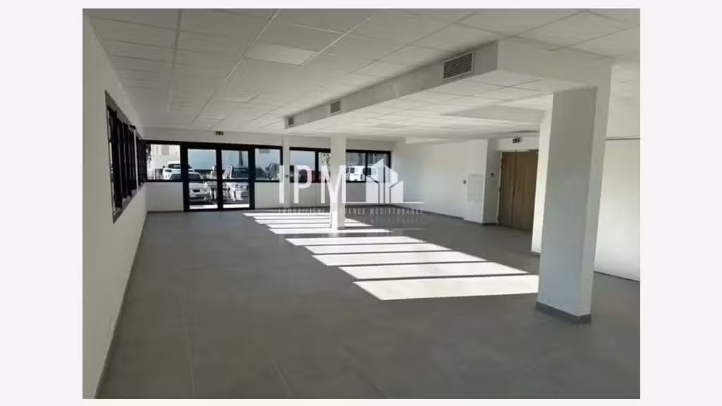 A vendre local commercial de 122m² à Aubagne 13400