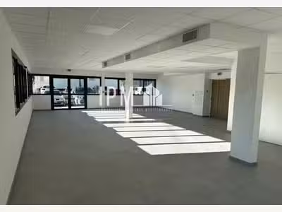 A vendre local commercial de 122m² à Aubagne 13400