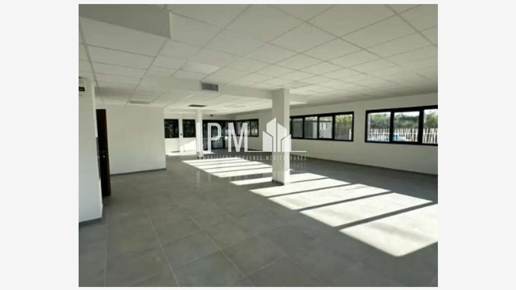 A vendre local commercial de 122m² à Aubagne 13400