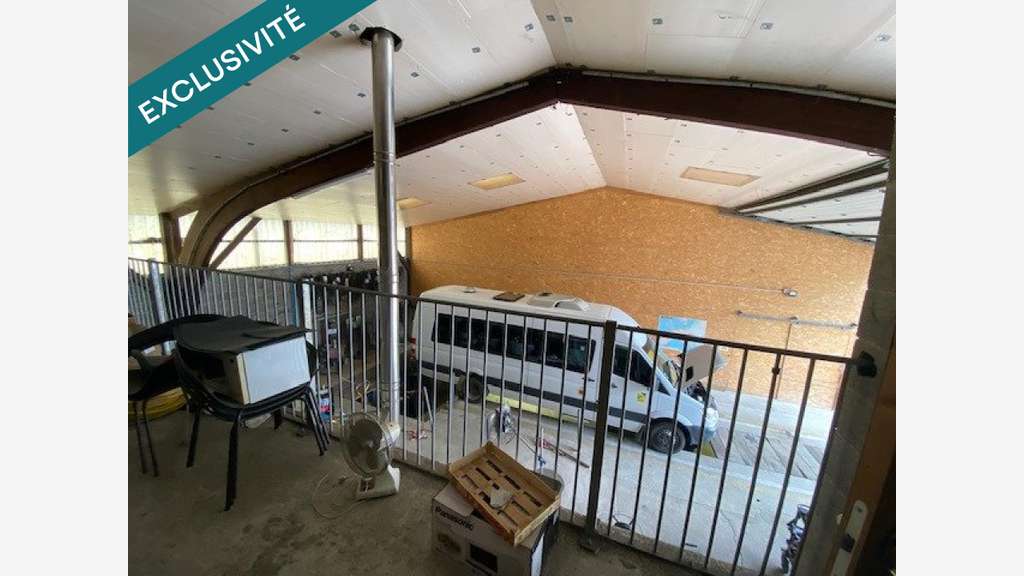4 bâtiments 1125m² + terrain 1.1ha Aubin ZA Plégat