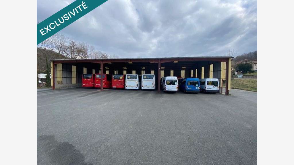 4 bâtiments 1125m² + terrain 1.1ha Aubin ZA Plégat