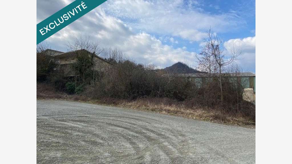4 bâtiments 1125m² + terrain 1.1ha Aubin ZA Plégat
