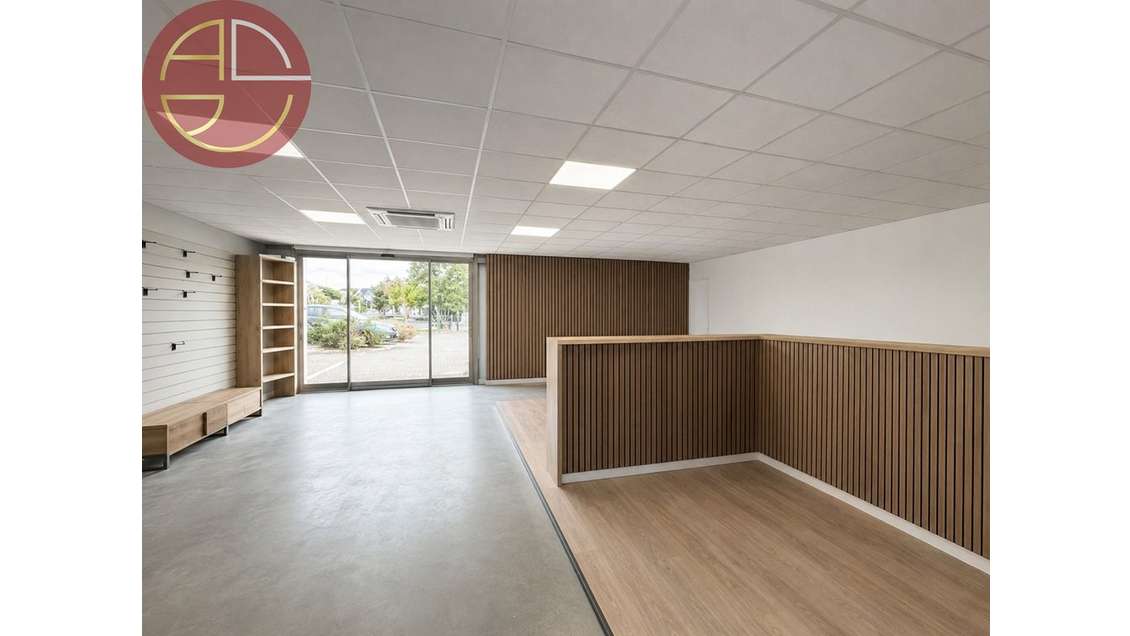 AUTERIVE À VENDRE LOCAUX COMMERCIAUX 485 M² - Au c