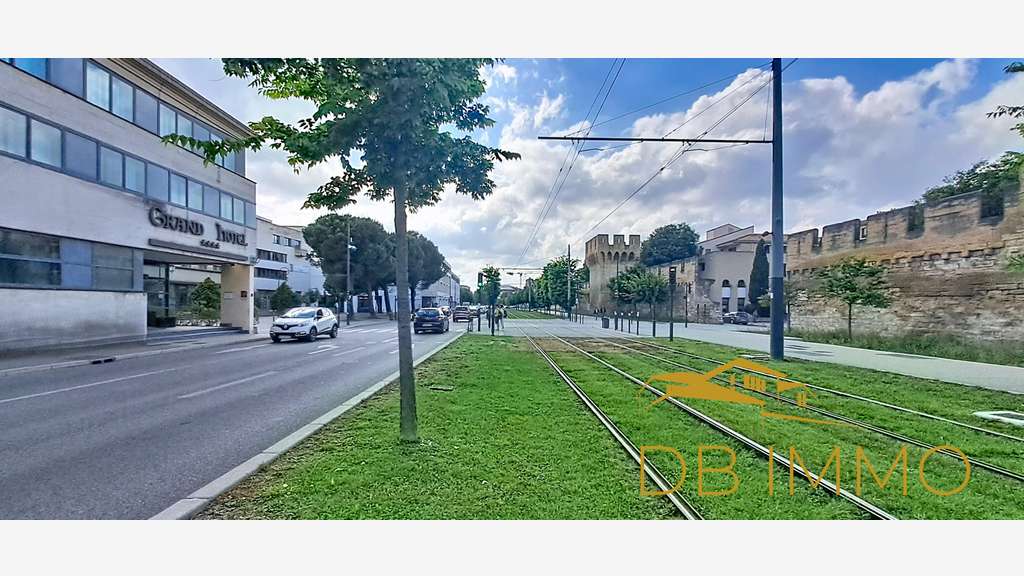 Avignon centre, local commercial 49 m2 en pied de