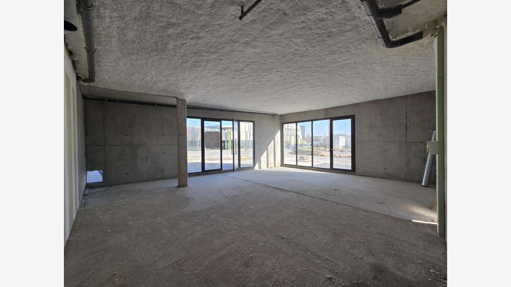A vendre local commercial neuf 63m² à Avrillé