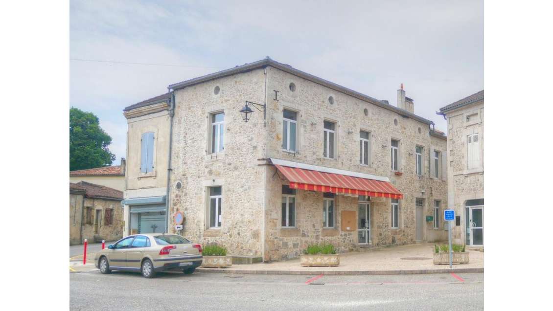 Local commercial avec appartement proche Nérac