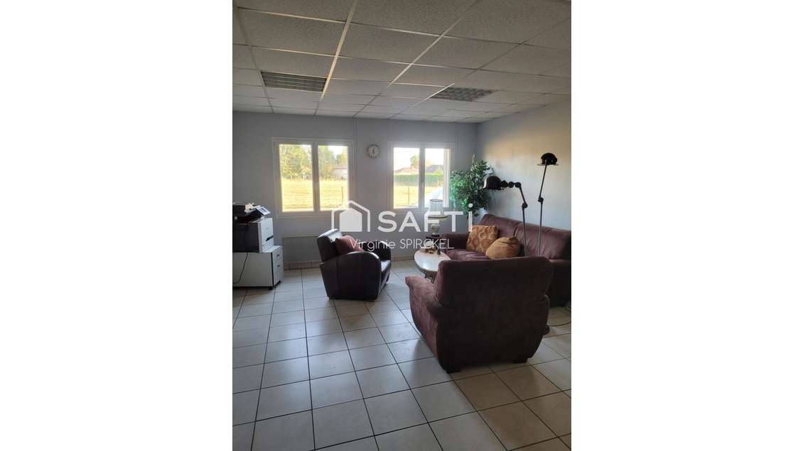 AV local commercial  1620m² à Beaumontel