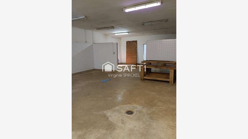 AV local commercial 1620m² à Beaumontel