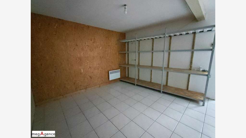 Local commercial 65 m² - 3 pièces - BEAUSSAIS SUR 