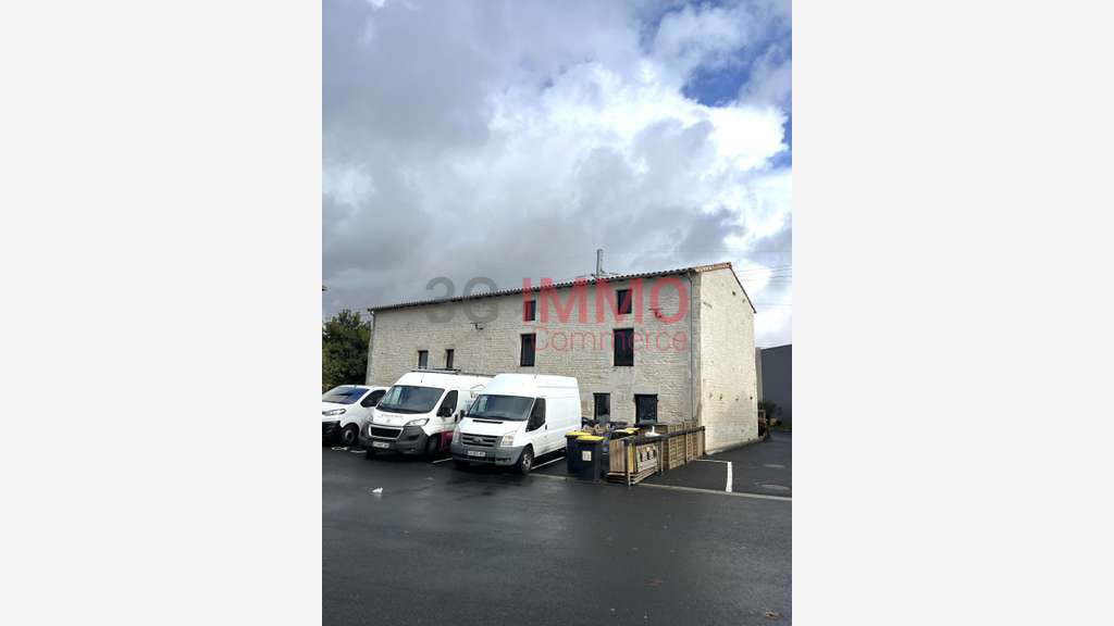 À vendre locaux commerciaux 1300m² à Bessines