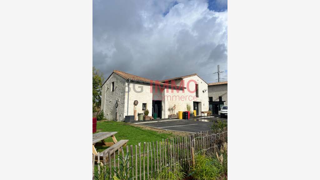 À vendre locaux commerciaux 1300m² à Bessines