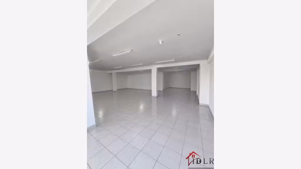 AV local 130m² lumineux avec vitrine à Beure