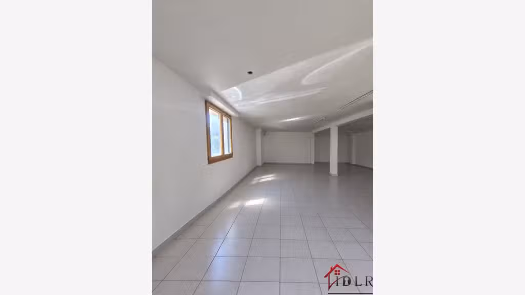 AV local 130m² lumineux avec vitrine à Beure