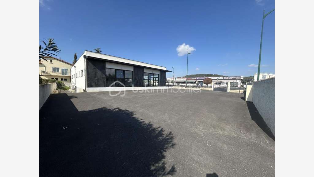 Ensemble commercial récent aux portes de Béziers