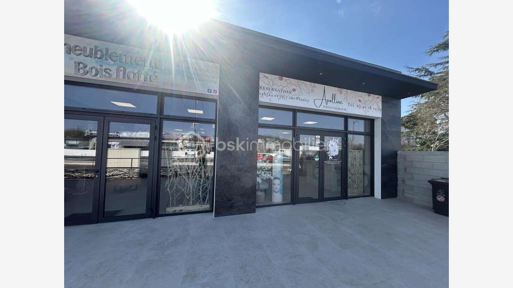 Ensemble commercial récent aux portes de Béziers