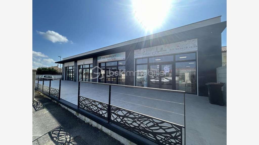 Ensemble commercial récent aux portes de Béziers
