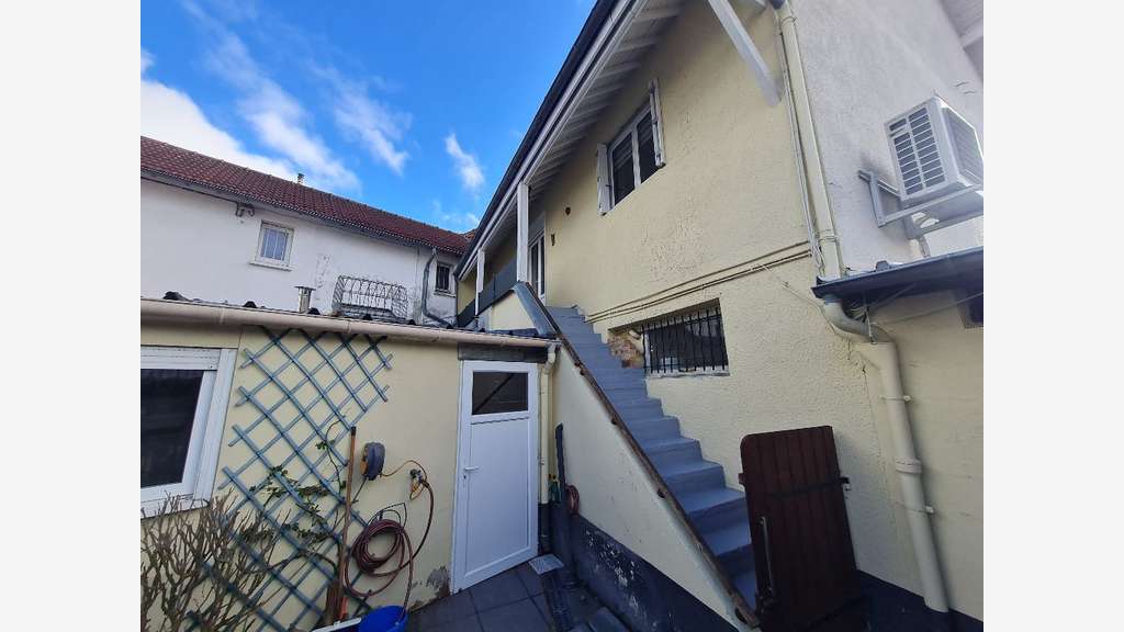AV murs commerciaux 86m² Bois-d'Arcy empl strat.