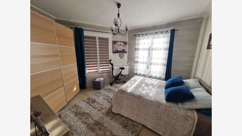 AV murs commerciaux 86m² Bois-d'Arcy empl strat.