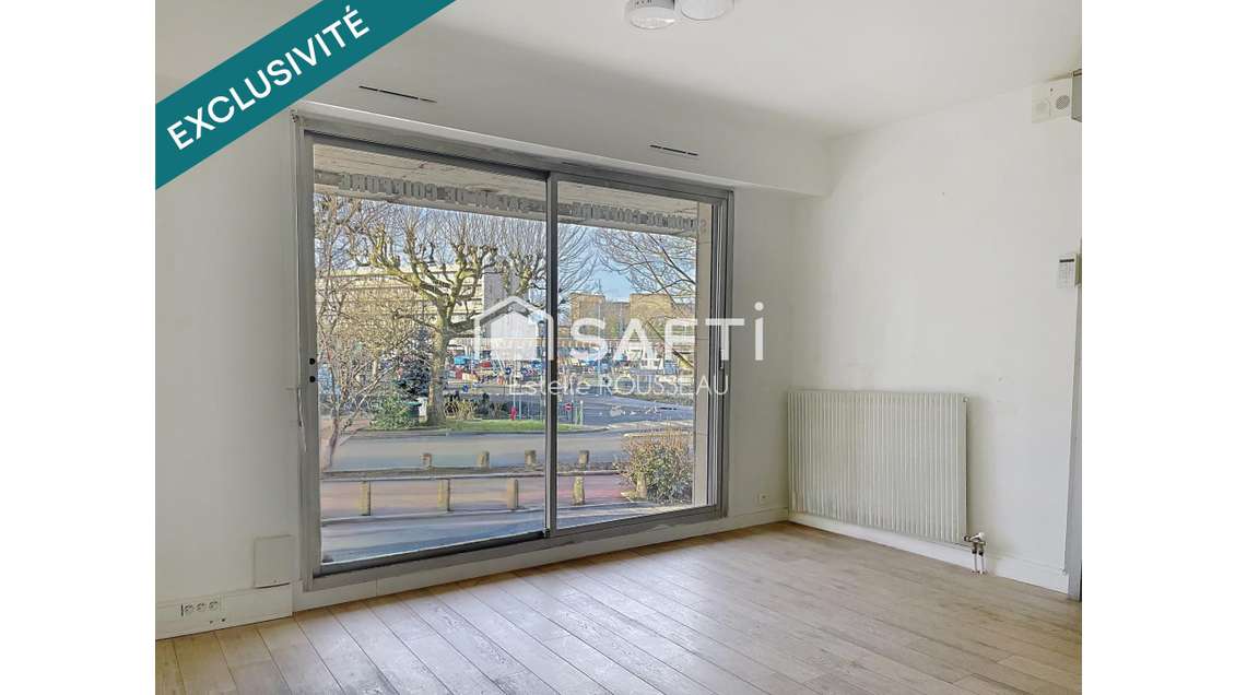 Local à 2 pas du RER A, rue commerçante de Boissy