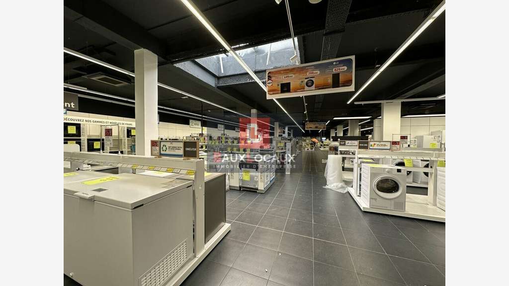 Bâtiment commercial 2550m² à vendre à Bollène
