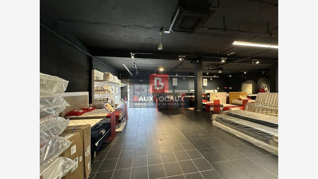 Bâtiment commercial 2550m² à vendre à Bollène