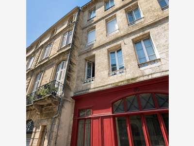 Local commercial 104 m² avec mezzanine et bureau