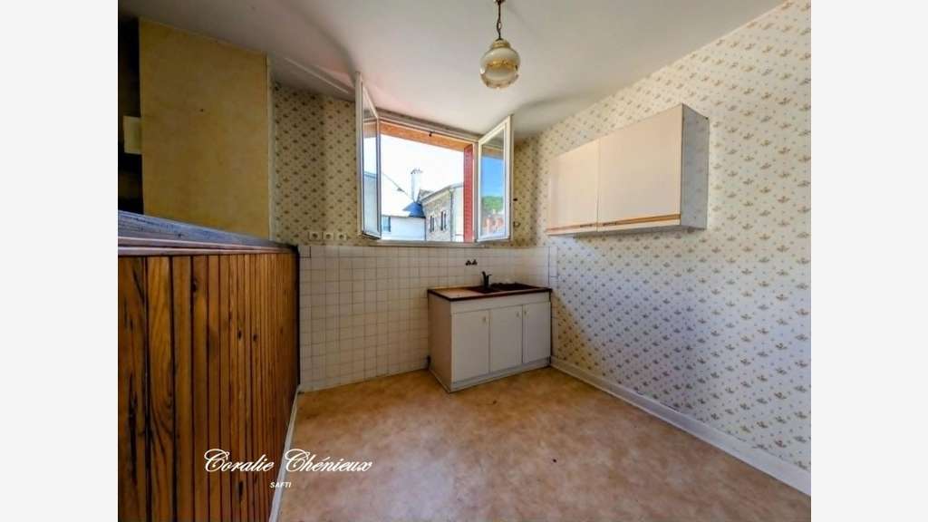 Ensemble immobilier à rénover à Bort-les-Orgues