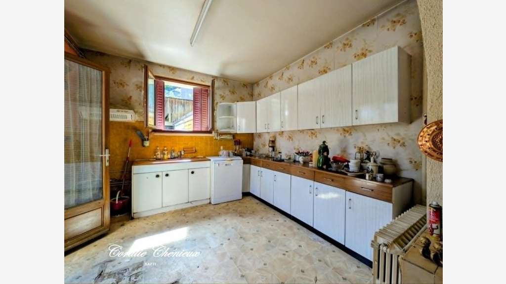 Ensemble immobilier à rénover à Bort-les-Orgues