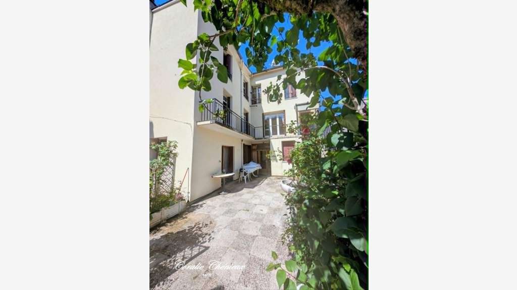 Ensemble immobilier à rénover à Bort-les-Orgues