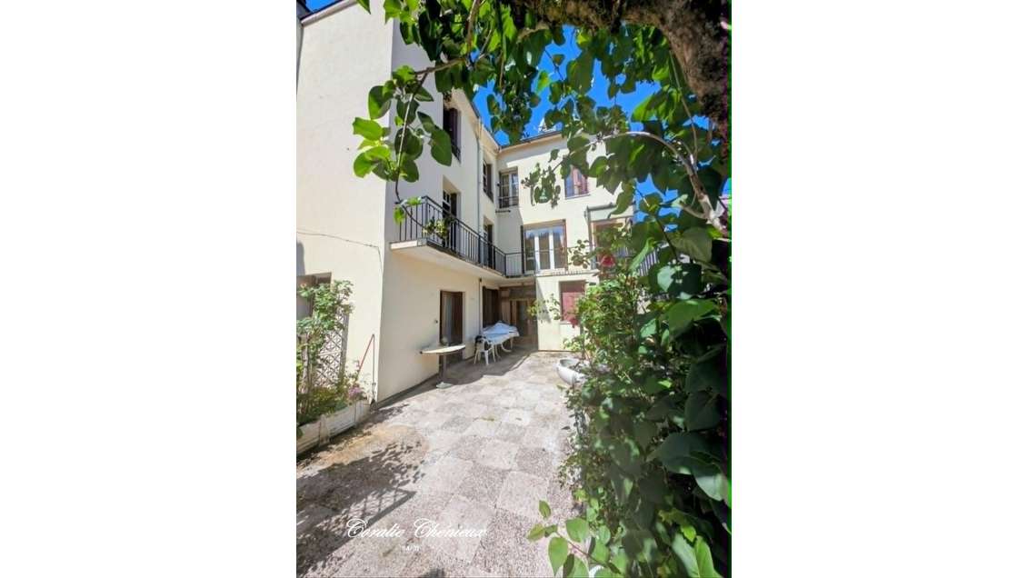 Ensemble immobilier à rénover avec jardin et g
