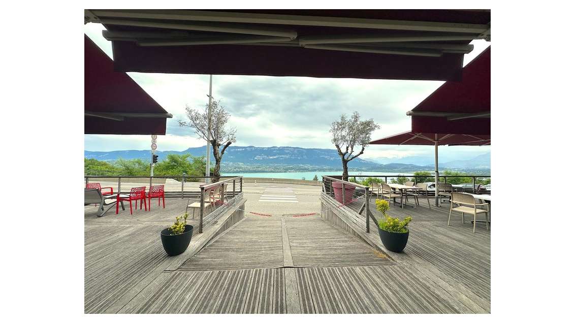 AV murs commerciaux avec logement à Bourdeau