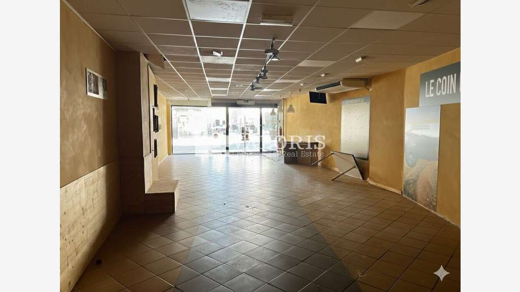 Local commercial 427m² à vendre à Bourg en Bresse
