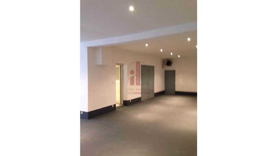 Local commercial 375m² à 10mn de Fontainebleau