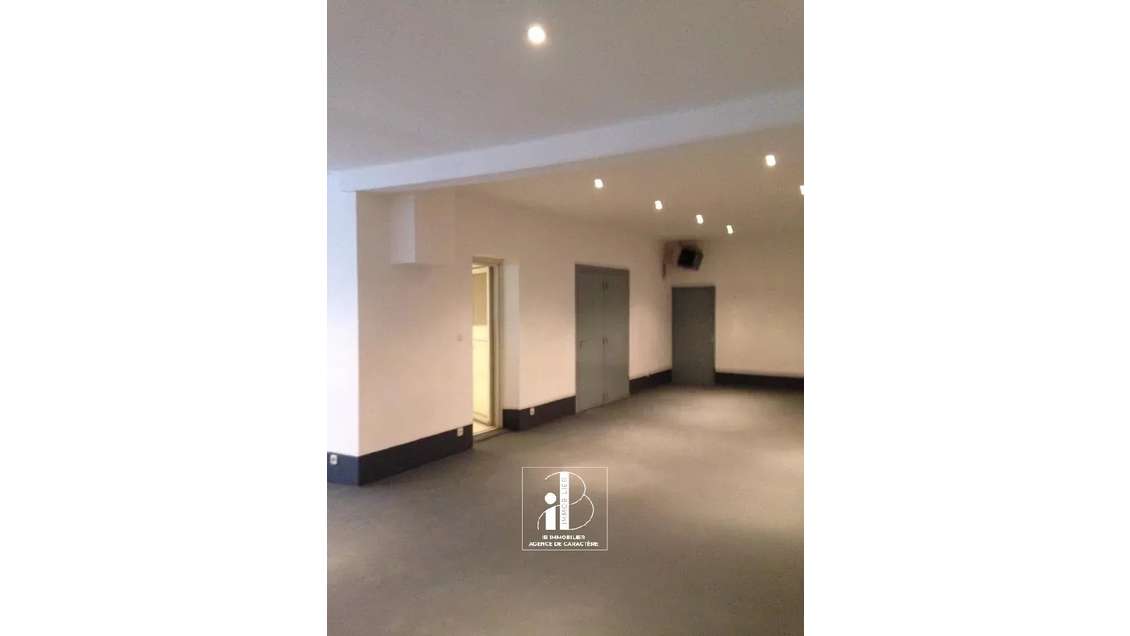 Local commercial 375m² à 10mn de Fontainebleau