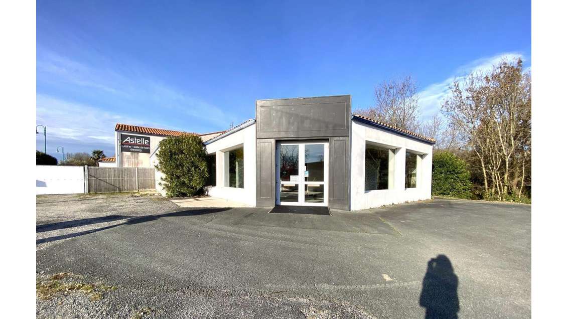 Vente local commercial 300m² à Breuillet