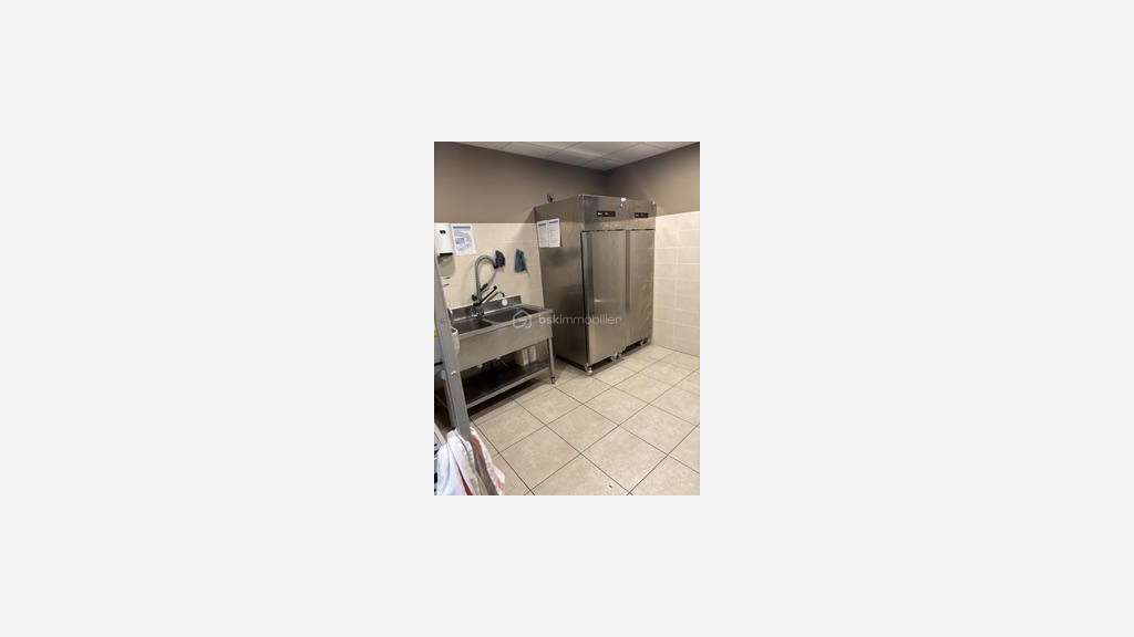 AV local commercial de 130m² au centre de Caluire