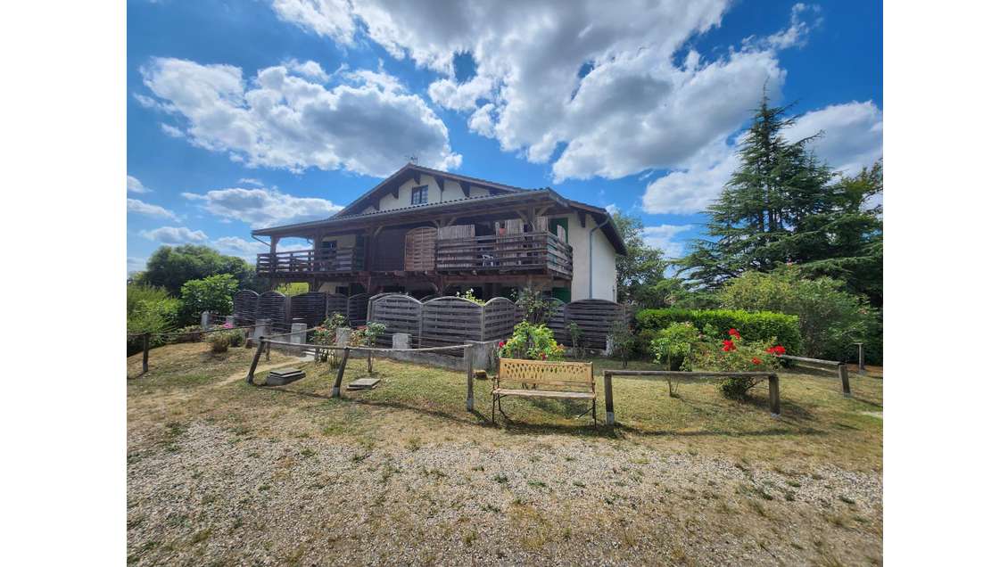 AV chalet comprenant 5 appartements à à Cazaubon