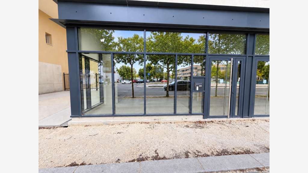 Vente local neuf de 105m² en centre ville de Cenon