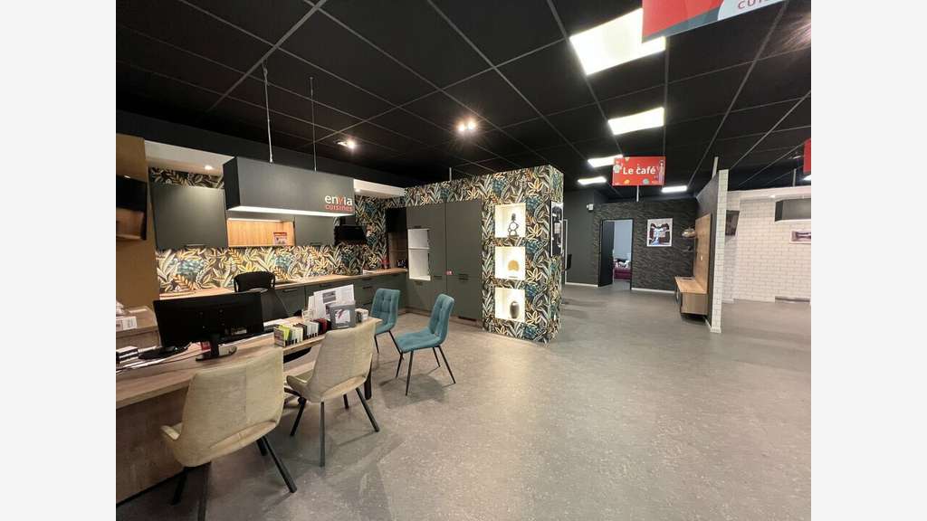Local commercial de 600m² à vendre à Champniers