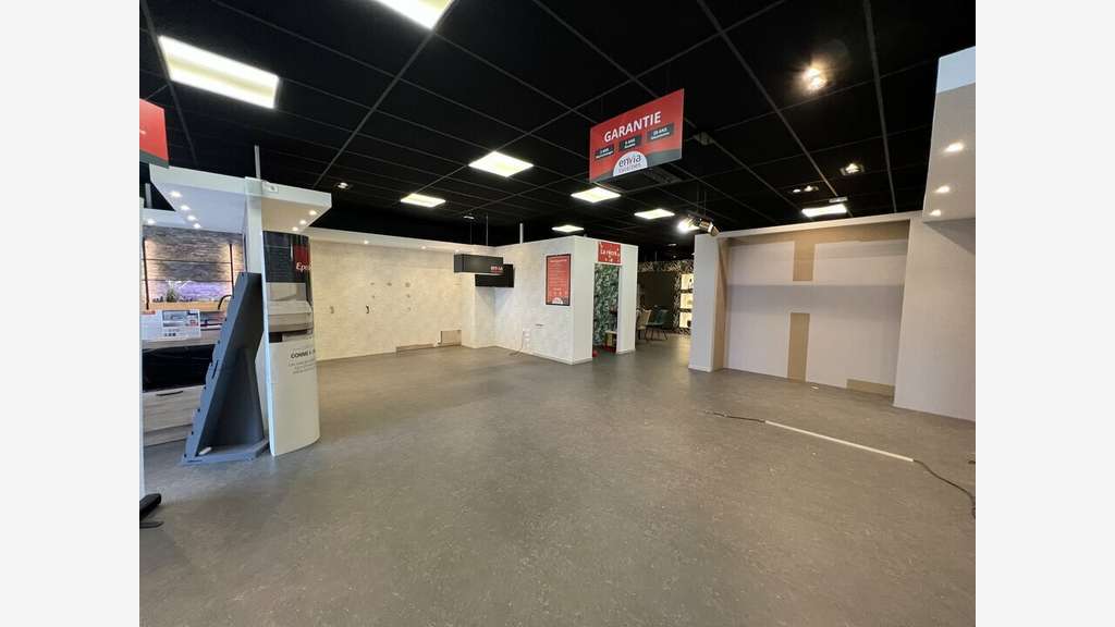 Local commercial de 600m² à vendre à Champniers