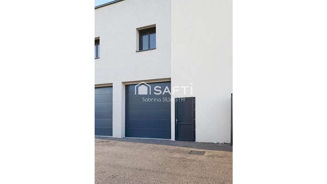 Vente local professionnel 120m² à Charnècles 