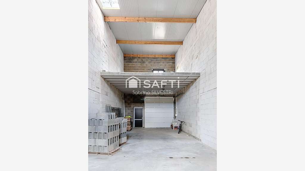 Vente local professionnel 120m² à Charnècles